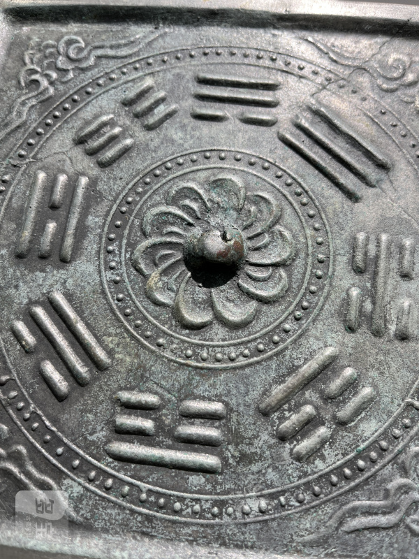 明 花卉钮座八卦祥云纹方镜 - 图3